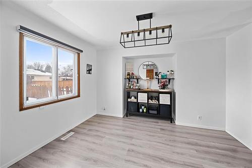 95 Gardenia Bay, Winnipeg, MB 