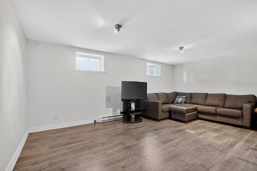 Salle familiale - 40 Av. Napoléon, Mascouche, QC - Indoor