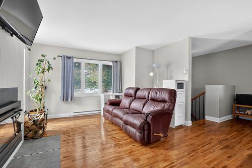 Salon - 40 Av. Napoléon, Mascouche, QC - Indoor Photo Showing Living Room