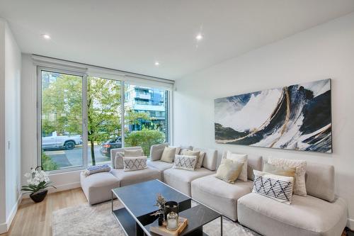 Salon - 168 Rue De La Rotonde, Montréal (Verdun/Île-Des-Soeurs), QC 