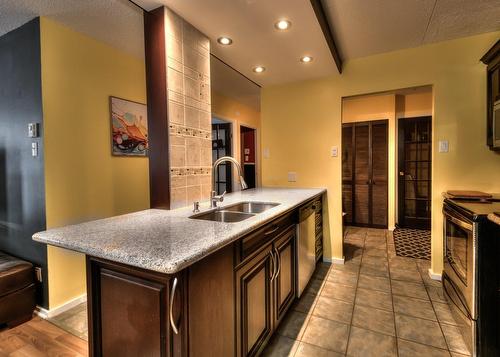 Kitchen - 215-73 Boul. Des Hauts-Bois, Sainte-Julie, QC - Indoor Photo Showing Kitchen With Double Sink