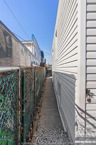 2558 Howard, Windsor, ON 