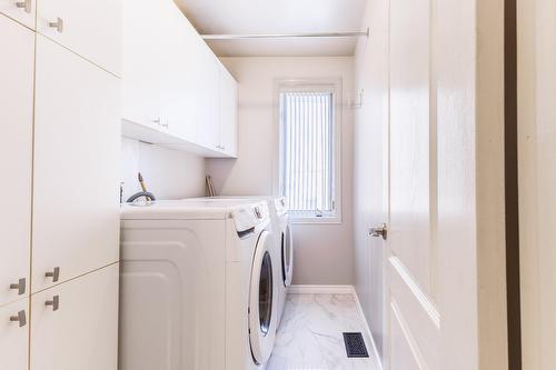 Salle de lavage - 349 Rue Roger-Pilon, Dollard-Des-Ormeaux, QC - Indoor Photo Showing Laundry Room