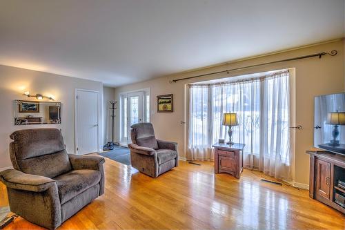 Salon - 27 Rue De L'Érablière O., Saint-Hippolyte, QC - Indoor Photo Showing Living Room