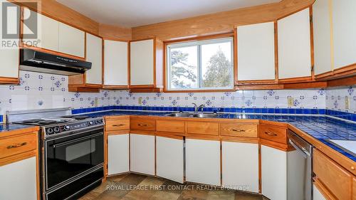 6237 2 Concession, Clearview, ON - Indoor Photo Showing Kitchen With Double Sink