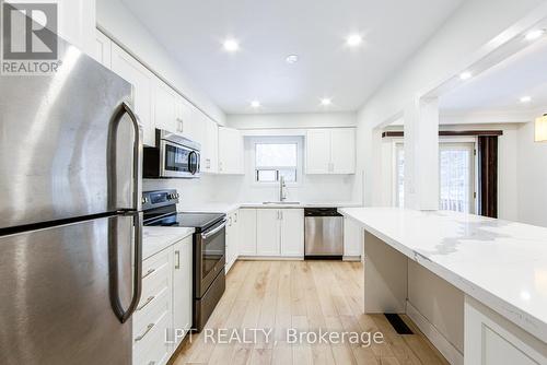 1519 Ogden Avenue, Mississauga, ON - Indoor Photo Showing Kitchen With Upgraded Kitchen