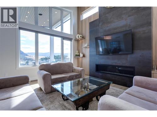 703 Carnoustie Drive, Kelowna, BC - Indoor Photo Showing Living Room With Fireplace