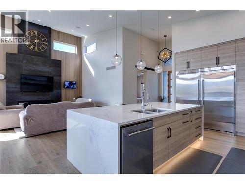 703 Carnoustie Drive, Kelowna, BC - Indoor Photo Showing Kitchen With Double Sink With Upgraded Kitchen