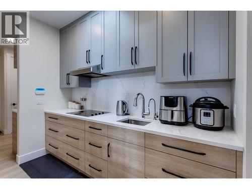 703 Carnoustie Drive, Kelowna, BC - Indoor Photo Showing Kitchen