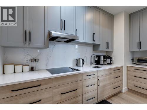 703 Carnoustie Drive, Kelowna, BC - Indoor Photo Showing Kitchen
