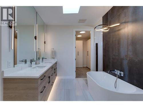 703 Carnoustie Drive, Kelowna, BC - Indoor Photo Showing Bathroom