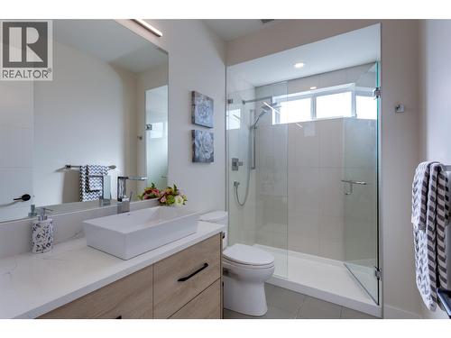 703 Carnoustie Drive, Kelowna, BC - Indoor Photo Showing Bathroom