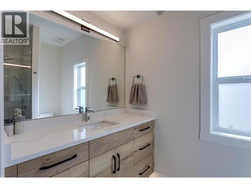 703 Carnoustie Drive, Kelowna, BC - Indoor Photo Showing Bathroom