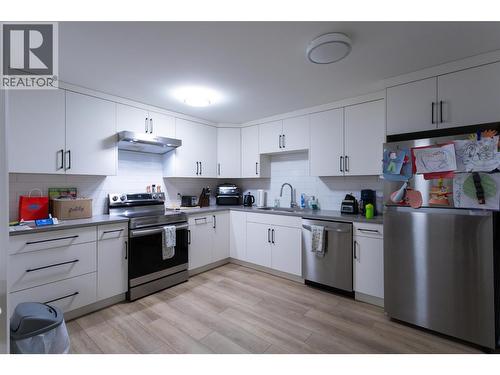 703 Carnoustie Drive, Kelowna, BC - Indoor Photo Showing Kitchen
