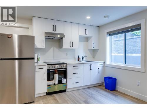 703 Carnoustie Drive, Kelowna, BC - Indoor Photo Showing Kitchen