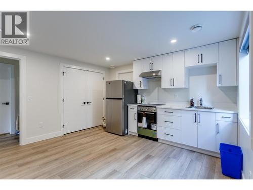703 Carnoustie Drive, Kelowna, BC - Indoor Photo Showing Kitchen