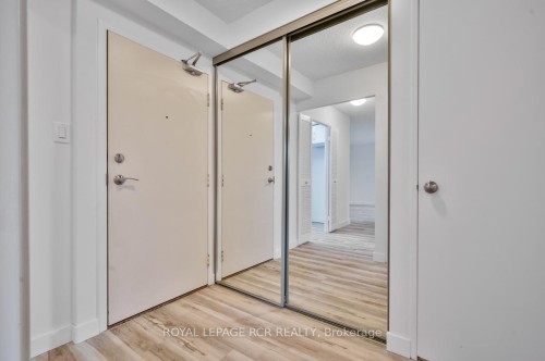 205-1535 Lakeshore Road E, Mississauga, ON - Indoor Photo Showing Other Room
