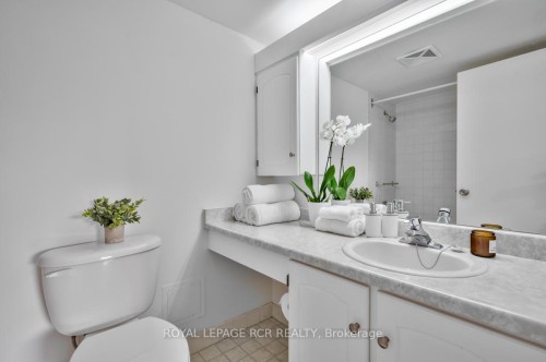205-1535 Lakeshore Road E, Mississauga, ON - Indoor Photo Showing Bathroom