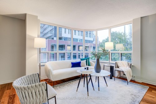 303-25 Maitland Street, Toronto, ON - Indoor Photo Showing Living Room