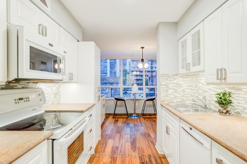 303-25 Maitland Street, Toronto, ON - Indoor Photo Showing Kitchen With Double Sink