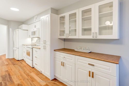 303-25 Maitland Street, Toronto, ON - Indoor Photo Showing Kitchen