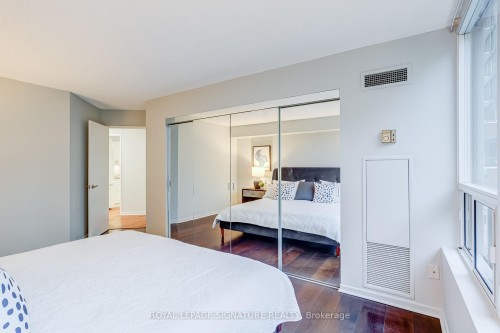 303-25 Maitland Street, Toronto, ON - Indoor Photo Showing Bedroom