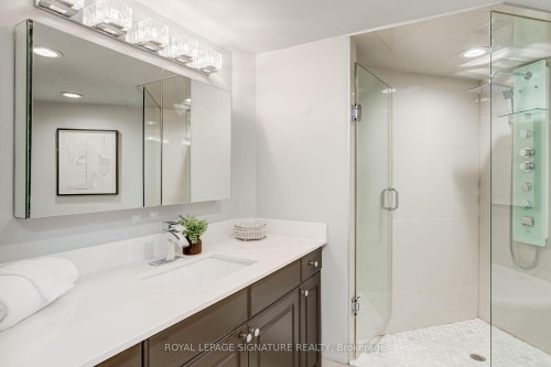 303-25 Maitland Street, Toronto, ON - Indoor Photo Showing Bathroom