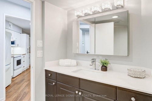 303-25 Maitland Street, Toronto, ON - Indoor Photo Showing Bathroom