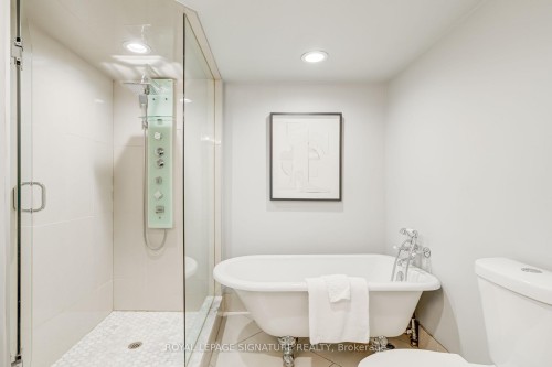 303-25 Maitland Street, Toronto, ON - Indoor Photo Showing Bathroom