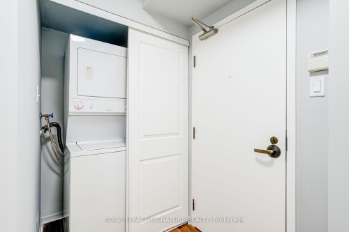 303-25 Maitland Street, Toronto, ON - Indoor Photo Showing Laundry Room