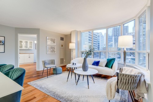303-25 Maitland Street, Toronto, ON - Indoor Photo Showing Living Room