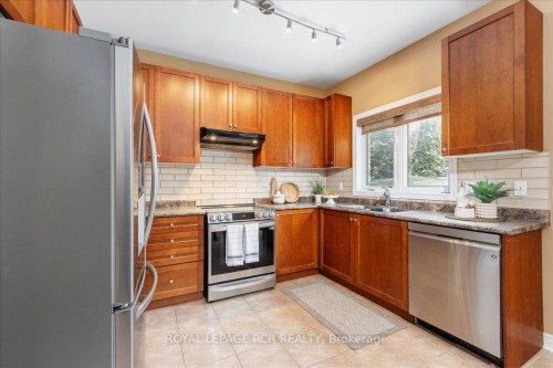 392 Kwapis Boulevard, Newmarket, ON - Indoor Photo Showing Kitchen With Stainless Steel Kitchen With Double Sink