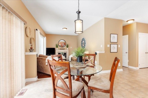 392 Kwapis Boulevard, Newmarket, ON - Indoor Photo Showing Dining Room