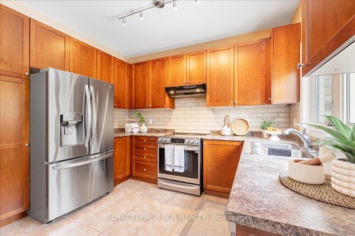 392 Kwapis Boulevard, Newmarket, ON - Indoor Photo Showing Kitchen With Stainless Steel Kitchen With Double Sink