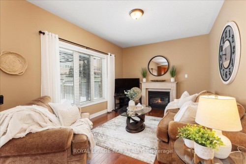 392 Kwapis Boulevard, Newmarket, ON - Indoor Photo Showing Living Room With Fireplace
