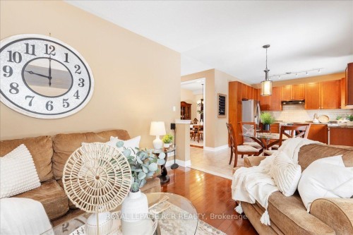 392 Kwapis Boulevard, Newmarket, ON - Indoor Photo Showing Living Room