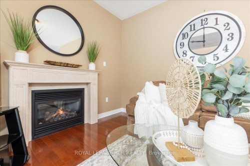 392 Kwapis Boulevard, Newmarket, ON - Indoor Photo Showing Living Room With Fireplace
