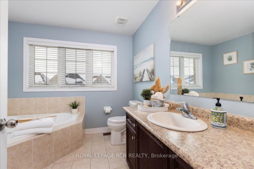 392 Kwapis Boulevard, Newmarket, ON - Indoor Photo Showing Bathroom