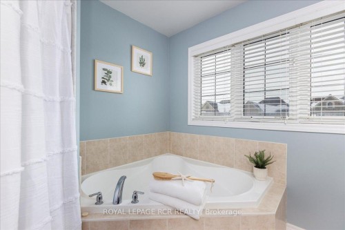 392 Kwapis Boulevard, Newmarket, ON - Indoor Photo Showing Bathroom