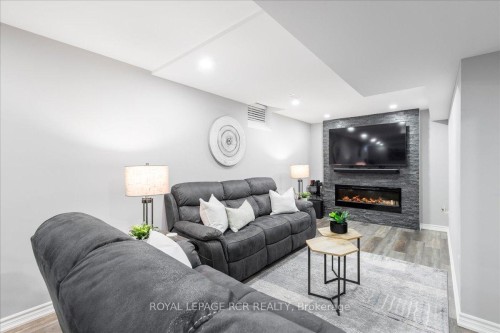 392 Kwapis Boulevard, Newmarket, ON - Indoor Photo Showing Living Room With Fireplace