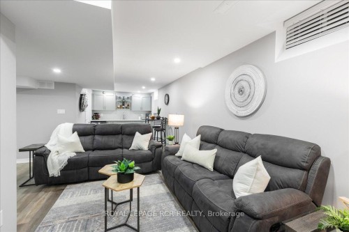 392 Kwapis Boulevard, Newmarket, ON - Indoor Photo Showing Living Room