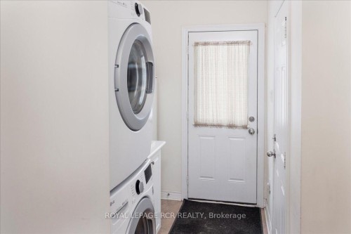 392 Kwapis Boulevard, Newmarket, ON - Indoor Photo Showing Laundry Room