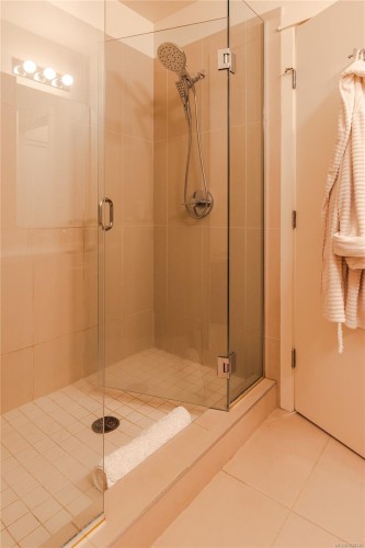 Cy04-38 Front St, Nanaimo, BC - Indoor Photo Showing Bathroom