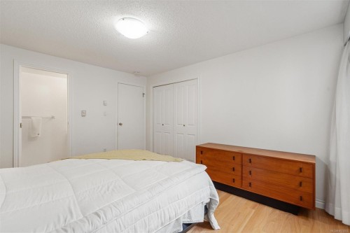 102-1052 Rockland Ave, Victoria, BC - Indoor Photo Showing Bedroom