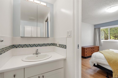 102-1052 Rockland Ave, Victoria, BC - Indoor Photo Showing Bathroom