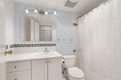 102-1052 Rockland Ave, Victoria, BC - Indoor Photo Showing Bathroom