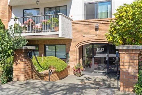 102-1052 Rockland Ave, Victoria, BC - Outdoor