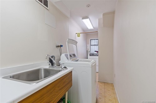 102-1052 Rockland Ave, Victoria, BC - Indoor Photo Showing Laundry Room