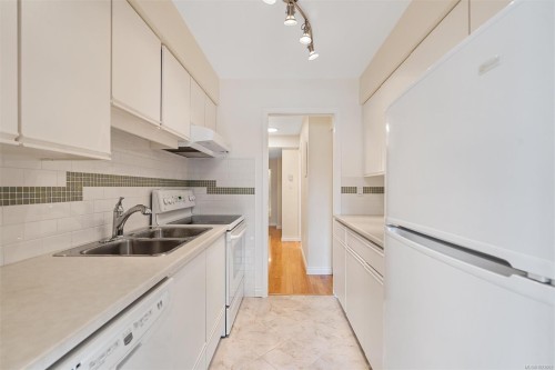 102-1052 Rockland Ave, Victoria, BC - Indoor Photo Showing Kitchen With Double Sink