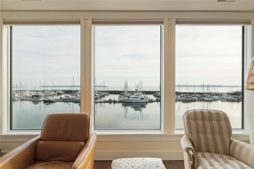 201-9949 Third St, Sidney, BC - Indoor With Body Of Water